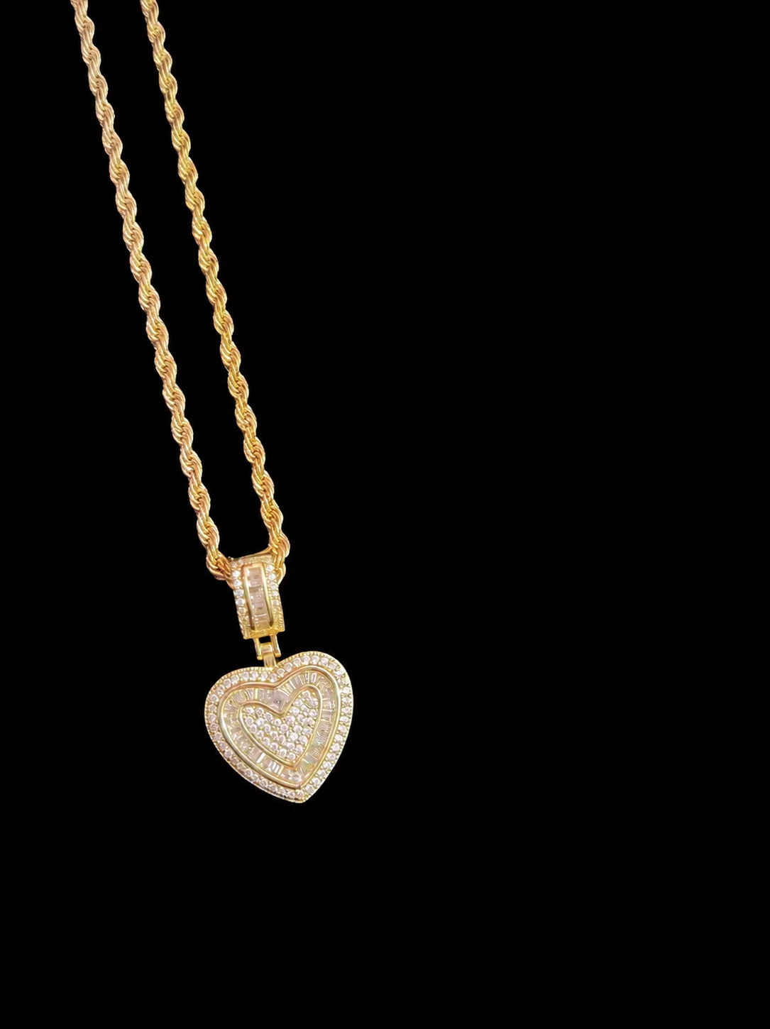Women's Hip Hop Love Heart Pendant Necklace, Vintage Fashionable Jewelry for Parties, Everyday Wear, and Lovers' Gifts