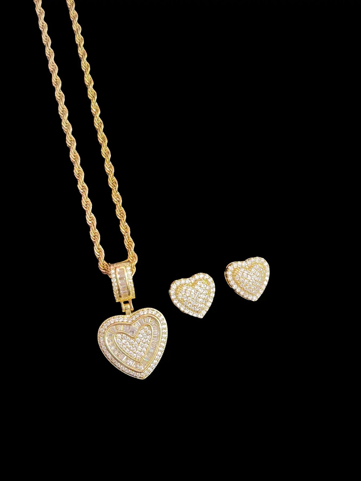 Women's Hip Hop Love Heart Pendant Necklace, Vintage Fashionable Jewelry for Parties, Everyday Wear, and Lovers' Gifts